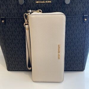 MICHAEL KORS
Leather Continental Wristlet Phone Case Wallet 
Light Cream 
NWT